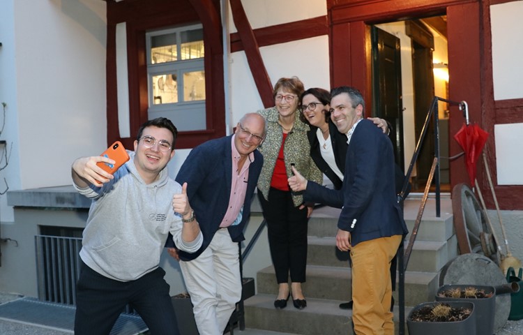 Manuel Conrad (l., für Social Media zuständig) und Sebastien Pahud (r.) ziehen in den Vorstand der Bezirks-FDP ein. Thomas Hux und Christa Zulliger treten nach vielen Jahren zurück, Linda Mathis (2.v.r.) bleibt Präsidentin. Manuel Conrad (l., für Social Media zuständig) und Sebastien Pahud (r.) ziehen in den Vorstand der Bezirks-FDP ein. Thomas Hux und Christa Zulliger treten nach vielen Jahren zurück, Linda Mathis (2.v.r.) bleibt Präsidentin.