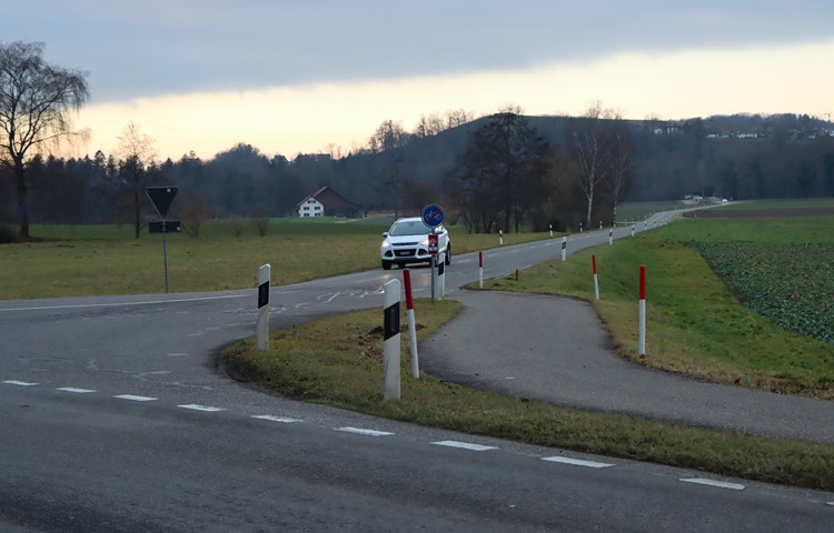 Die schmale Strasse ist die schnellste Verbindung von Süden her nach Alten und gleichzeitig Zufahrt zu Bauernhöfen und zum Thurparkplatz. Die schmale Strasse ist die schnellste Verbindung von Süden her nach Alten und gleichzeitig Zufahrt zu Bauernhöfen und zum Thurparkplatz.