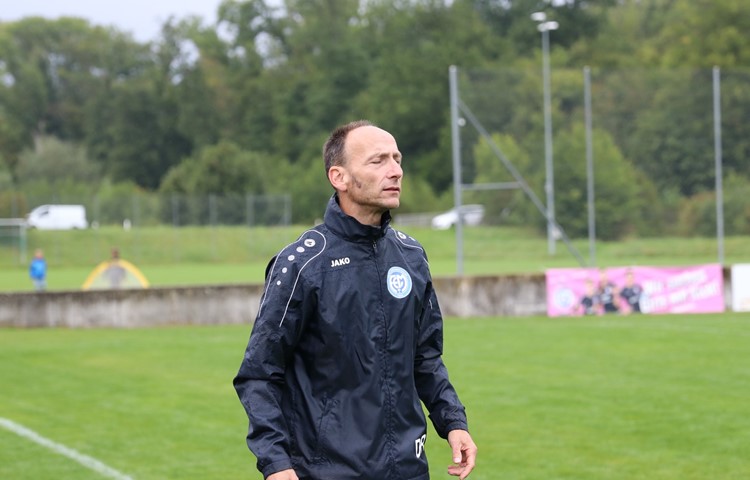 Trainer Daniel Riesen und sein FC Ellikon/Marthalen mussten sich trotz Führung mit einem Punkt begnügen. Trainer Daniel Riesen und sein FC Ellikon/Marthalen mussten sich trotz Führung mit einem Punkt begnügen.