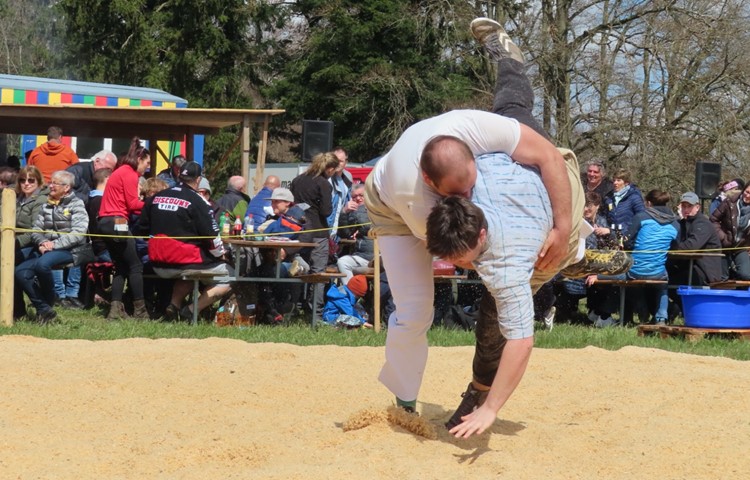 Beda Arztmann (oben) besiegte im zweiten Gang Joël Siegenthaler. Der Ossinger schaffte es bis in den Schlussgang. Beda Arztmann (oben) besiegte im zweiten Gang Joël Siegenthaler. Der Ossinger schaffte es bis in den Schlussgang.