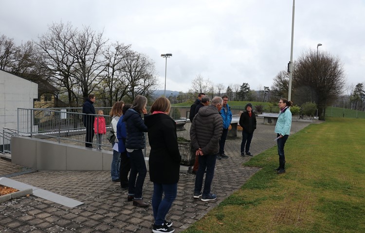 Schulpflegemitglied Isabelle Bayard (hellblaue Jacke) ging auf einem Rundgang auf den Zustand der Schulanlage ein. Schulpflegemitglied Isabelle Bayard (hellblaue Jacke) ging auf einem Rundgang auf den Zustand der Schulanlage ein.