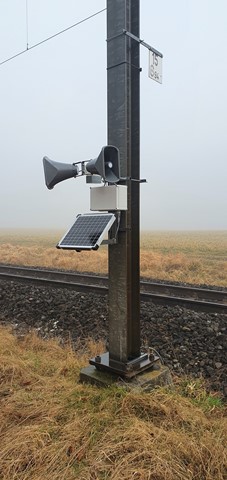 Am Bahngleis bei Ossingen werden ab Mai Lautsprecher montiert, die Kollisionen vermeiden sollen. Am Bahngleis bei Ossingen werden ab Mai Lautsprecher montiert, die Kollisionen vermeiden sollen.
