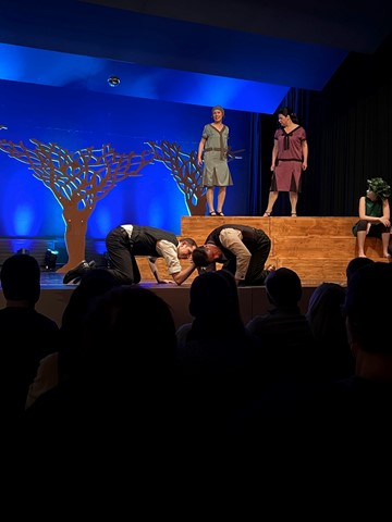 Präsident Stefan Truninger (vorne rechts) ist zufrieden mit der abgelaufenen Spielzeit der Weinlandbühne – obwohl es coronabedingt zu Ausfällen von Schauspielern kam, sodass sogar Regisseurin Eva Mann (hinten links) einspringen musste. Präsident Stefan Truninger (vorne rechts) ist zufrieden mit der abgelaufenen Spielzeit der Weinlandbühne – obwohl es coronabedingt zu Ausfällen von Schauspielern kam, sodass sogar Regisseurin Eva Mann (hinten links) einspringen musste.