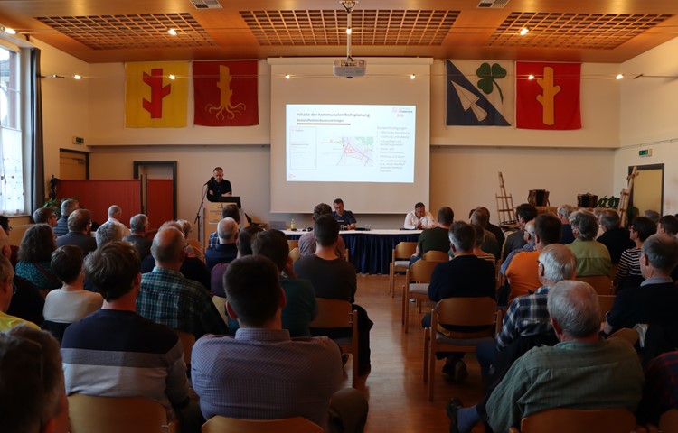 Als Folge der Fusion wurde am Mittwoch im Schwertsaal über den Entwurf der Nutzungsplanrevision informiert. Schon angepasst sind die Wappen: v.l. Oberstammheim, Unterstammheim, Waltalingen und das fusionierte Stammheim. Als Folge der Fusion wurde am Mittwoch im Schwertsaal über den Entwurf der Nutzungsplanrevision informiert. Schon angepasst sind die Wappen: v.l. Oberstammheim, Unterstammheim, Waltalingen und das fusionierte Stammheim.