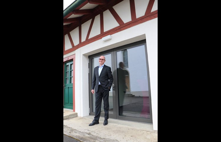 Seit 100 Tagen im Amt: Kirchenpflegepräsident Rolf Hans Elsener, hier vor dem Einkehrsaal vis-à-vis der Kirche Ossingen.