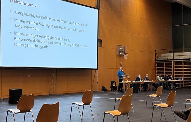 Die erste Gemeindeversammlung für das neue Andelfingen findet am 28. November in der Dreifachhalle statt – nicht klar ist, ob Stühle leer bleiben und wer an den Tischen vorne sitzt. Aber: Von der aktuellen Behörde (im Bild mit dem Gemeindeschreiber) stellt sich nur Stephanie Amsler (r.) nicht mehr zur Verfügung. Die erste Gemeindeversammlung für das neue Andelfingen findet am 28. November in der Dreifachhalle statt – nicht klar ist, ob Stühle leer bleiben und wer an den Tischen vorne sitzt. Aber: Von der aktuellen Behörde (im Bild mit dem Gemeindeschreiber) stellt sich nur Stephanie Amsler (r.) nicht mehr zur Verfügung.