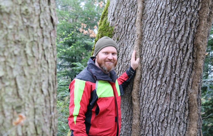 Der Förster Olivier Bieri kümmert sich heute um den Wald von morgen – die grüne Oase braucht die fachliche Unterstützung der Forstleute, um fit für die Zukunft zu sein. Der Förster Olivier Bieri kümmert sich heute um den Wald von morgen – die grüne Oase braucht die fachliche Unterstützung der Forstleute, um fit für die Zukunft zu sein.