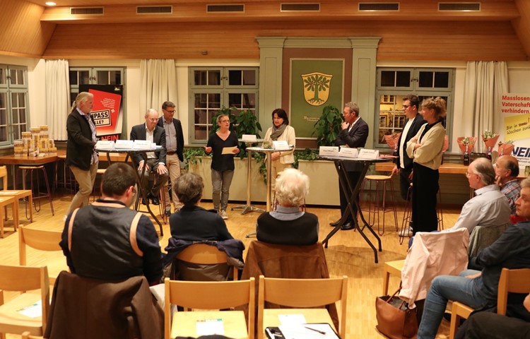 Immer zu zweit bestritten Felix Hösch, Diego Bonato, Christian Lucek (v.l.) sowie Sibylle Jüttner, Andreas Leupi und Paul Mayer (v.r.) einen Themenblock, den Christina Furrer (4.v.r.) moderierte. SP-Co-Präsidentin Käthi Furrer (4.v.l.) oblag das Schluss- und Dankeswort. Immer zu zweit bestritten Felix Hösch, Diego Bonato, Christian Lucek (v.l.) sowie Sibylle Jüttner, Andreas Leupi und Paul Mayer (v.r.) einen Themenblock, den Christina Furrer (4.v.r.) moderierte. SP-Co-Präsidentin Käthi Furrer (4.v.l.) oblag das Schluss- und Dankeswort.