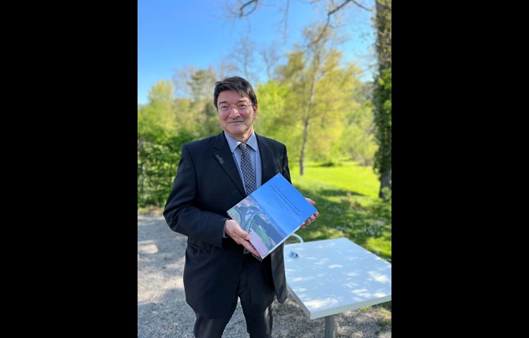 Meinrad Suter stellte im Zentrum Thurauen sein 600 Seiten umfassendes gewichtige Thur-Buch vor.