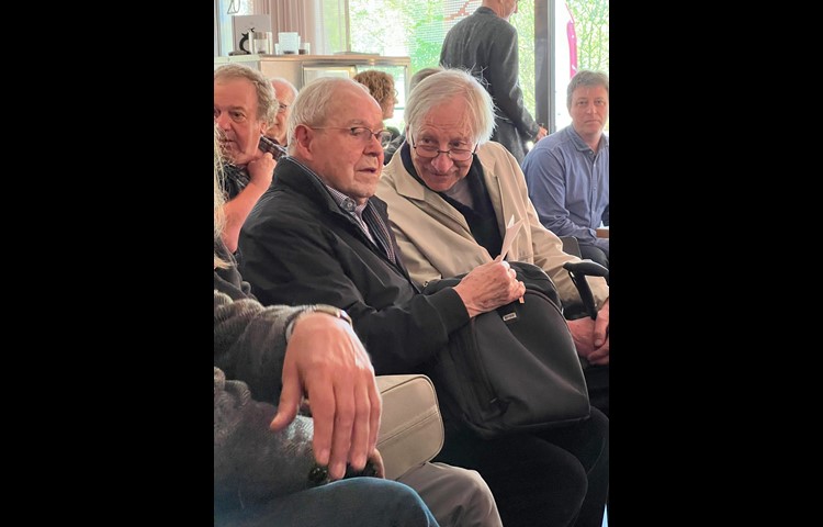 Von Ernst Basler (l.) kam «ein eindrücklicher Beitrag» an das Thur-Buch. Hier bei der Vernissage im Gespräch mit Historiker Reinhard Nägeli aus Marthalen.