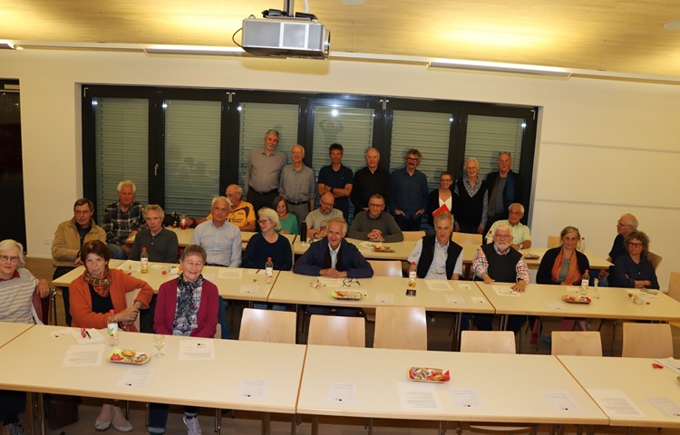 Nach langem Meinungsaustausch empfahl die Mehrheit der GV-Teilnehmenden, dass «Klar! Schweiz» weiterhin in der Regionalkonferenz vertreten sein solle, um so gut wie möglich Einfluss auf die Tiefenlagersuche nehmen zu können. Nach langem Meinungsaustausch empfahl die Mehrheit der GV-Teilnehmenden, dass «Klar! Schweiz» weiterhin in der Regionalkonferenz vertreten sein solle, um so gut wie möglich Einfluss auf die Tiefenlagersuche nehmen zu können.