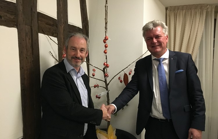 Sergio Rämi (links) ist Präsident des Gemeindepräsidentenverbands des Bezirks und politisch verantwortlich für die Asylkoordination. Sergio Rämi (links) ist Präsident des Gemeindepräsidentenverbands des Bezirks und politisch verantwortlich für die Asylkoordination.