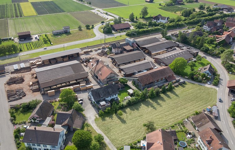 Die Konrad Keller AG betreibt seit rund 30 Jahren einen eigenen Wärmeverbund und liefert die Wärme für das Fernwärmenetz der Gemeinde. Die Konrad Keller AG betreibt seit rund 30 Jahren einen eigenen Wärmeverbund und liefert die Wärme für das Fernwärmenetz der Gemeinde.