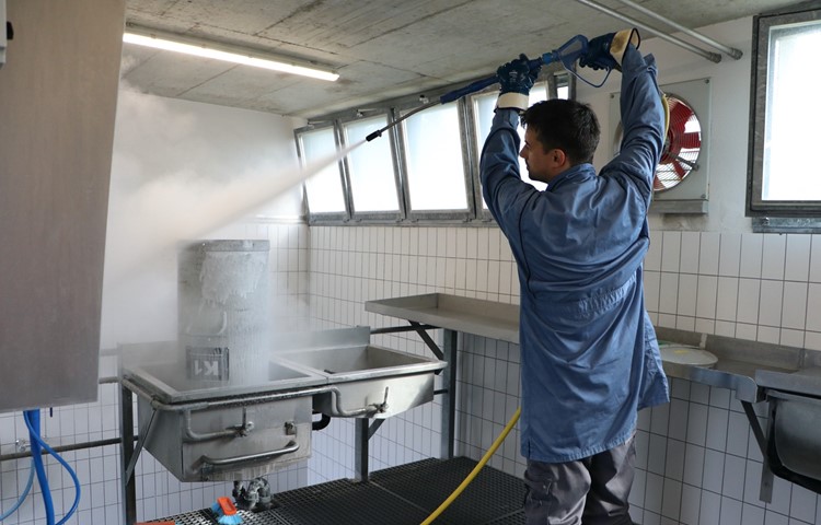 Auch das Reinigen der Kübel in der Tierkadaversammelstelle gehörte zu Andreas Wylers Einsatz. Auch das Reinigen der Kübel in der Tierkadaversammelstelle gehörte zu Andreas Wylers Einsatz.