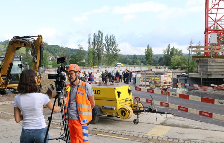 Markus Bissig, Projektleiter beim kantonalen Tiefbauamt, erklärt die Brückenverschiebung. Bei den neuen Widerlagern auf beiden Seiten verfolgten rund 2000 Schaulustige das Geschehen. Markus Bissig, Projektleiter beim kantonalen Tiefbauamt, erklärt die Brückenverschiebung. Bei den neuen Widerlagern auf beiden Seiten verfolgten rund 2000 Schaulustige das Geschehen.