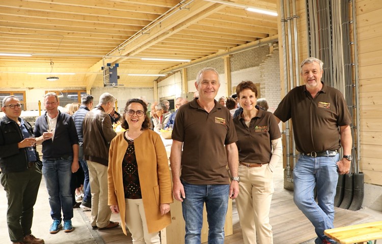 Linda Mathis-Hegg (Präsidentin FDP Bezirk Andelfingen) mit Hansruedi Ulrich, Gisela und Martin Keller (alle Konrad Keller AG) während des Apéros im Leimwerk der Sägerei in Stammheim. Linda Mathis-Hegg (Präsidentin FDP Bezirk Andelfingen) mit Hansruedi Ulrich, Gisela und Martin Keller (alle Konrad Keller AG) während des Apéros im Leimwerk der Sägerei in Stammheim.