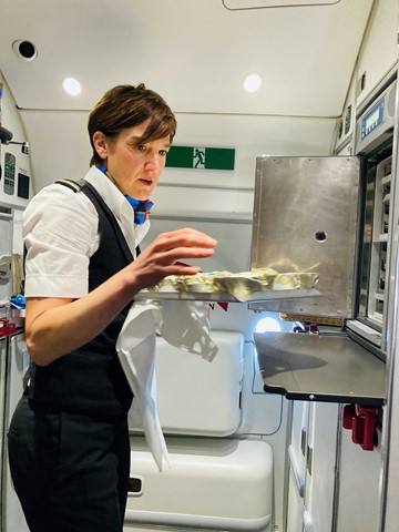 Ihr Traumjob, auch wenn er zurzeit anstrengend ist: Maître de Cabine Susanna Keller aus Andelfingen bei der Arbeit in der Bordküche. Ihr Traumjob, auch wenn er zurzeit anstrengend ist: Maître de Cabine Susanna Keller aus Andelfingen bei der Arbeit in der Bordküche.
