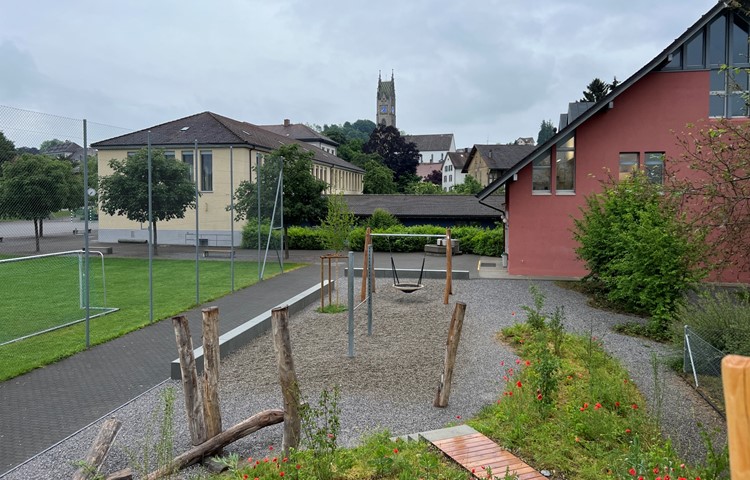 Schulhaus Landstrasse und Turnhalle (l.) sind geschützt. Für den Anbau beim Schulhaus Hofwiesen (r.) sind drei Varianten möglich. Der eingeschossige Bau (Bildmitte) wird ohnehin mit Ausnahme des Untergeschosses zurückgebaut. Darauf könnte der Ersatzbau zu stehen kommen – oder, wenn der Anbau woanders realisiert wird, ein Platz. Schulhaus Landstrasse und Turnhalle (l.) sind geschützt. Für den Anbau beim Schulhaus Hofwiesen (r.) sind drei Varianten möglich. Der eingeschossige Bau (Bildmitte) wird ohnehin mit Ausnahme des Untergeschosses zurückgebaut. Darauf könnte der Ersatzbau zu stehen kommen – oder, wenn der Anbau woanders realisiert wird, ein Platz.