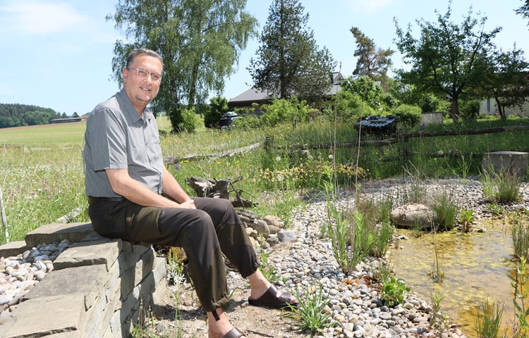 Rund ums Haus von Urs Philipp und seiner Frau kreucht und fleucht es – dank Magerwiese, Naturgarten und Teich. Rund ums Haus von Urs Philipp und seiner Frau kreucht und fleucht es – dank Magerwiese, Naturgarten und Teich.