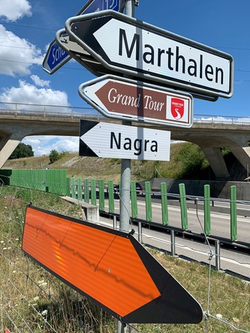 Noch weisen Tafeln den Weg zu Nagra-Baustellen – laut Nagra in allen drei Regionen. Noch weisen Tafeln den Weg zu Nagra-Baustellen – laut Nagra in allen drei Regionen.