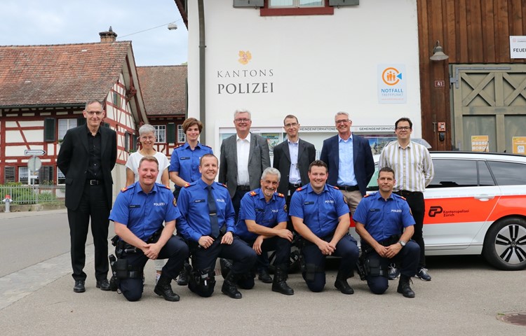 Hinten, v.l.: Mario Fehr (Regierungsrat), Beatrice Ammann (Gemeindepräsidentin), Bettina Lazzarotto (ehem. Bezirkschefin), Martin Farner (Kantonsrat), Ueli Zoelly (Kommandant-Stv. Kapo, Chef Flughafenpolizei), Werner Schmid (Chef Regionalpolizei), Christian Noth (Gemeindeschreiber). Vorne, v.l.: Daniel Leonhardt und Stefan Sulser (ehemalige Stationierte Stammheim), Arthur Steiner (Bezirkschef Winterthur), Matthias Engesser (Stationierter Polizeiposten Stammheim), Severin Eigenheer (Bezirkschef-Stv. Andelfingen). Hinten, v.l.: Mario Fehr (Regierungsrat), Beatrice Ammann (Gemeindepräsidentin), Bettina Lazzarotto (ehem. Bezirkschefin), Martin Farner (Kantonsrat), Ueli Zoelly (Kommandant-Stv. Kapo, Chef Flughafenpolizei), Werner Schmid (Chef Regionalpolizei), Christian Noth (Gemeindeschreiber). Vorne, v.l.: Daniel Leonhardt und Stefan Sulser (ehemalige Stationierte Stammheim), Arthur Steiner (Bezirkschef Winterthur), Matthias Engesser (Stationierter Polizeiposten Stammheim), Severin Eigenheer (Bezirkschef-Stv. Andelfingen).