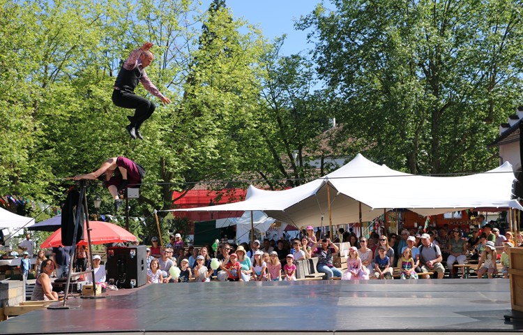 Am Inselfestival gibts von früh bis spät etwas zu bestaunen … wie 2017 schon Akrobatik auf dem Klosterplatz … Am Inselfestival gibts von früh bis spät etwas zu bestaunen … wie 2017 schon Akrobatik auf dem Klosterplatz …