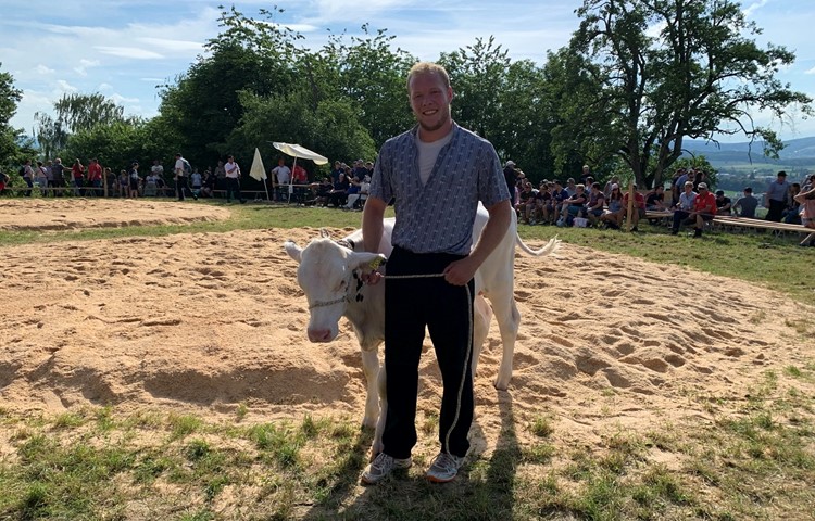 Philipp Lehmann mit dem Lebendpreis für seinen Festsieg am Bruederschwinget in Bachenbülach. Philipp Lehmann mit dem Lebendpreis für seinen Festsieg am Bruederschwinget in Bachenbülach.
