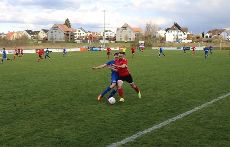 Am «Strich» wird um jeden Zentimeter beziehungsweise Punkt gekämpft. Mittendrin: der FC Ellikon/Marthalen (blau). Am «Strich» wird um jeden Zentimeter beziehungsweise Punkt gekämpft. Mittendrin: der FC Ellikon/Marthalen (blau).