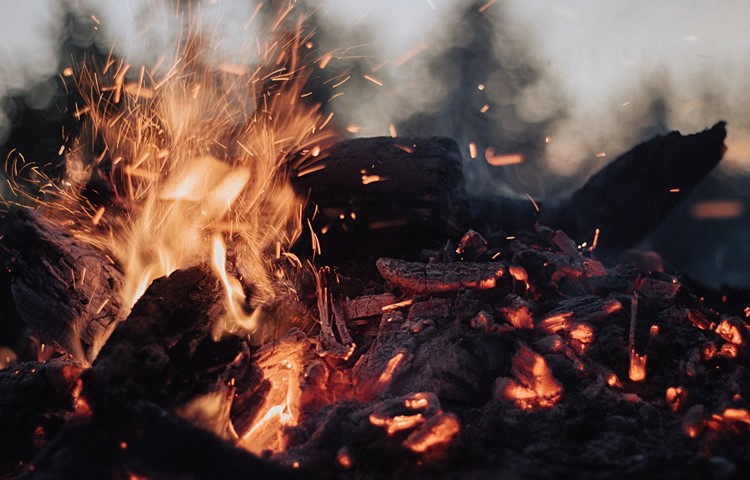 Ein Feuer auf dem Vorplatz sorgt für rote Köpfe. Ein Feuer auf dem Vorplatz sorgt für rote Köpfe.