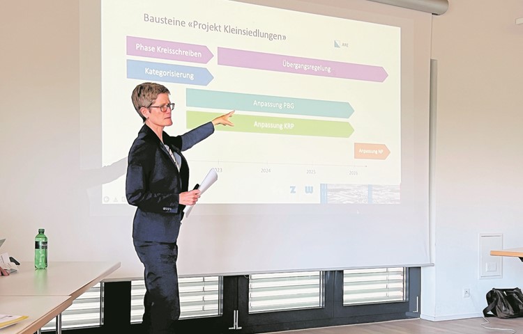 Annette Spörri erklärt, wie der Kanton die Frage der Weilerzone regeln will. Annette Spörri erklärt, wie der Kanton die Frage der Weilerzone regeln will.
