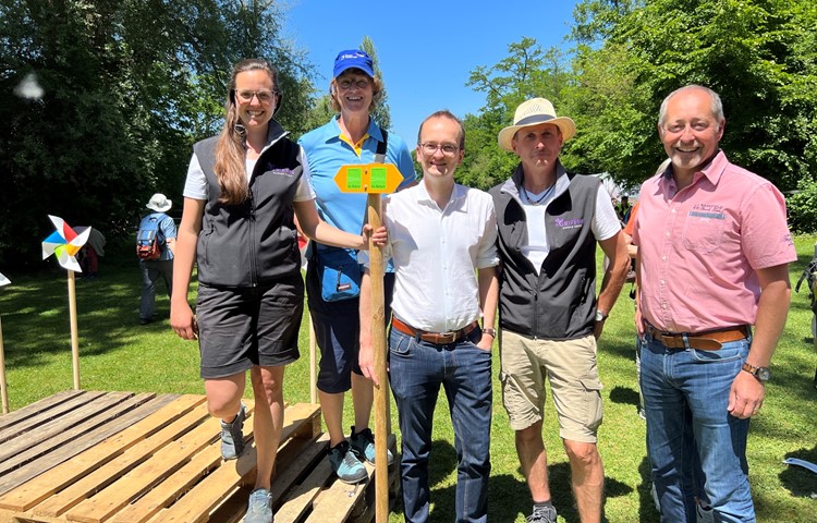 Die Via Natura ist ein Gemeinschaftsprojekt (v.l.): Projektleiterin Viviane Magistra Balz, Wanderwege-Präsidentin Ruth Genner, Regierungsrat Martin Neukom, 
Urs Wegmann (Geschäftsführer Griffin Ranger) und der Flaacher Gemeindepräsident Walter Staub. Die Via Natura ist ein Gemeinschaftsprojekt (v.l.): Projektleiterin Viviane Magistra Balz, Wanderwege-Präsidentin Ruth Genner, Regierungsrat Martin Neukom, 
Urs Wegmann (Geschäftsführer Griffin Ranger) und der Flaacher Gemeindepräsident Walter Staub.