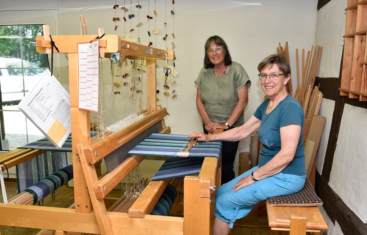 Rita Güttinger (stehend) und Maria Orsingher vom Vorstand des Vereins Webstube Berg freuen sich auf Besucher am Tag der offenen Tür. Rita Güttinger (stehend) und Maria Orsingher vom Vorstand des Vereins Webstube Berg freuen sich auf Besucher am Tag der offenen Tür.