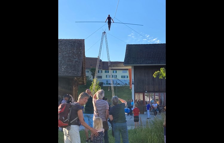 David Dimitri verschwand am Schluss der Zirkusshow durch ein Loch im Zeltdach. Das Publikum begriff erst draussen, wohin der Artist unterwegs war.