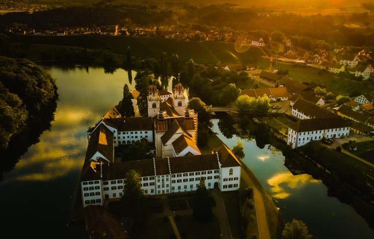 Blick auf die Klosterinsel. Die als L angeordneten Gebäude im Vordergrund nutzt die Musikinsel, die nun auch den Abttrakt, etwa in der Bildmitte links neben der Klosterkirche, beansprucht. Blick auf die Klosterinsel. Die als L angeordneten Gebäude im Vordergrund nutzt die Musikinsel, die nun auch den Abttrakt, etwa in der Bildmitte links neben der Klosterkirche, beansprucht.