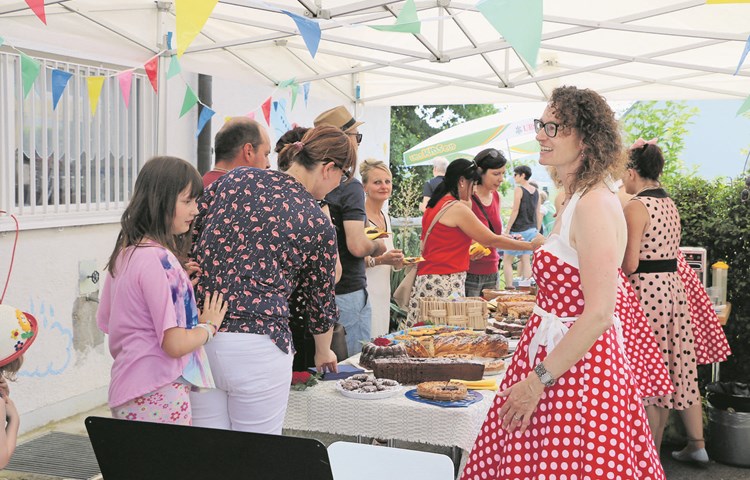 Die Mitglieder des Frauenvereins warfen sich in 60er-Jahre-Kleider und gaben Kaffee und Kuchen aus. Die Mitglieder des Frauenvereins warfen sich in 60er-Jahre-Kleider und gaben Kaffee und Kuchen aus.