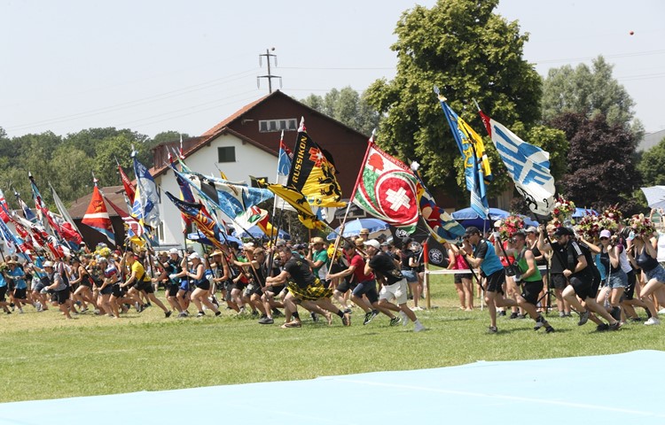 Wenn die Fähnriche und Hornträger zum traditionellen Fahnenlauf ansetzen, neigt sich das Turnfest jeweils dem Ende zu. Das war auch in Wiesendangen nicht anders. Wenn die Fähnriche und Hornträger zum traditionellen Fahnenlauf ansetzen, neigt sich das Turnfest jeweils dem Ende zu. Das war auch in Wiesendangen nicht anders.