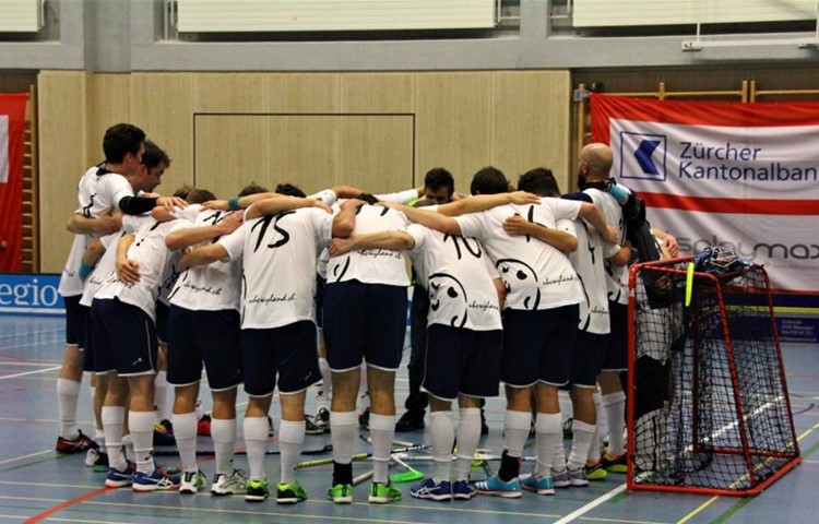 Noch dauert es ein Weilchen, bis sich der UHC Wyland auf sein erstes Saisonspiel einschwören kann. Fest steht aber schon jetzt: Es wird in der heimischen Halle in Stammheim sein. Noch dauert es ein Weilchen, bis sich der UHC Wyland auf sein erstes Saisonspiel einschwören kann. Fest steht aber schon jetzt: Es wird in der heimischen Halle in Stammheim sein.
