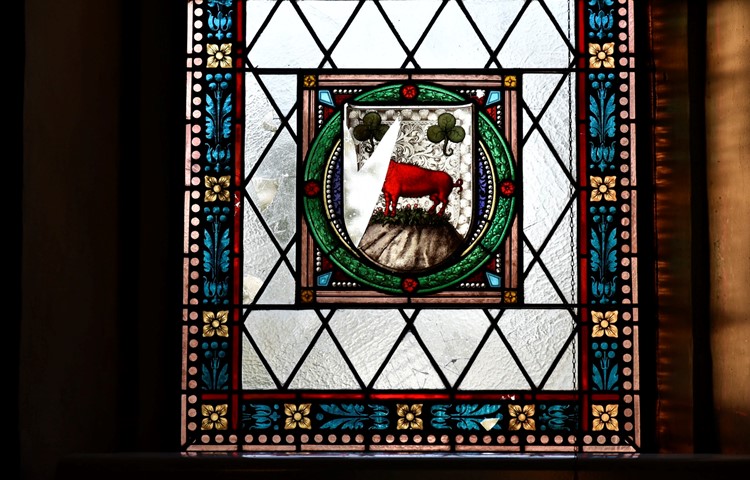 Das am schwersten beschädigte Fenster mit dem Bergemer Wappen. Damit es nicht in die Kirche regnet, wurden die Löcher behelfsmässig abgeklebt. Das am schwersten beschädigte Fenster mit dem Bergemer Wappen. Damit es nicht in die Kirche regnet, wurden die Löcher behelfsmässig abgeklebt.