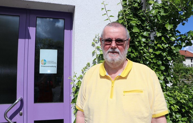 Peter Stocker vor seinem Büroeingang in Henggart. Von dort wird er künftig zwar noch für seine eigene Firma und den Schulzweckverband weiterarbeiten, aber nicht mehr für die Sek Andelfingen. Peter Stocker vor seinem Büroeingang in Henggart. Von dort wird er künftig zwar noch für seine eigene Firma und den Schulzweckverband weiterarbeiten, aber nicht mehr für die Sek Andelfingen.