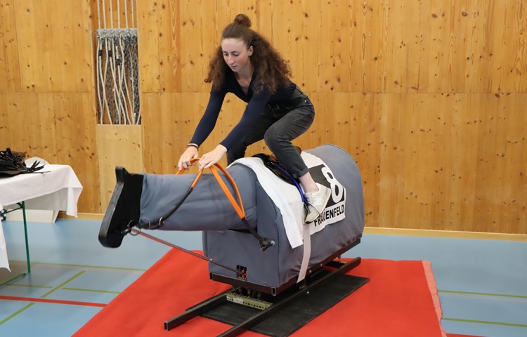 Das Publikum bestaunte ausgiebig den Reitsimulator… Das Publikum bestaunte ausgiebig den Reitsimulator…
