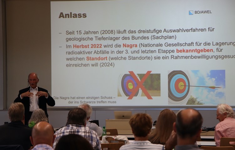 Thomas Flüeler (l.) erläuterte als Bereichsleiter Kerntechnik Kanton Zürich, wie der Kanton die fürs Tiefenlager ausgesuchten Gemeinden in den kommenden Phasen unterstützen und begleiten will. Thomas Flüeler (l.) erläuterte als Bereichsleiter Kerntechnik Kanton Zürich, wie der Kanton die fürs Tiefenlager ausgesuchten Gemeinden in den kommenden Phasen unterstützen und begleiten will.