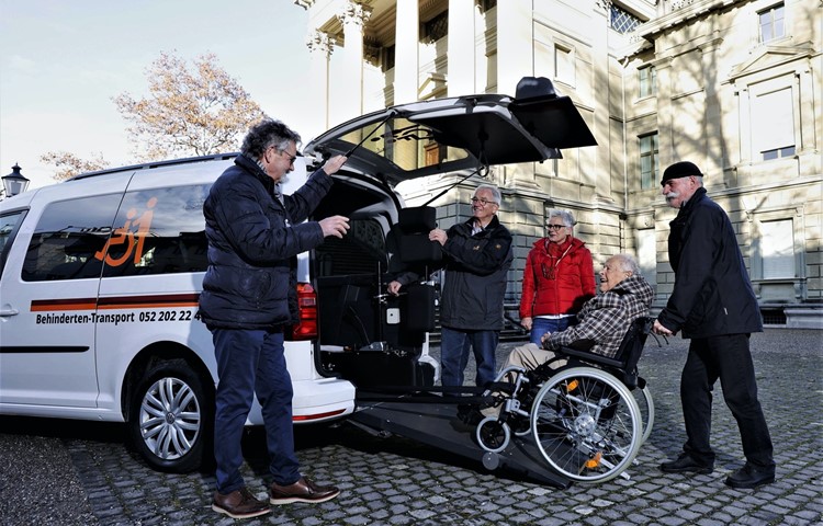Die freiwilligen Fahrer und die Fahrerin sind geübt im Umgang mit Menschen im Rollstuhl. Die freiwilligen Fahrer und die Fahrerin sind geübt im Umgang mit Menschen im Rollstuhl.