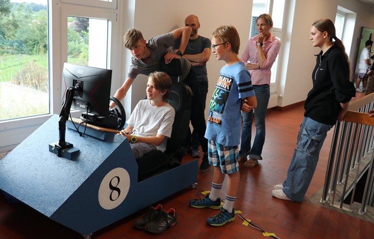 Im Gebäudeinnern zeigte Luis Bührer den Besuchenden, wie sein selbstgebauter Rennsimulator zu bedienen ist. Die Jugendlichen ernteten alle viel Lob für ihre ausgefallenen Projekte. Im Gebäudeinnern zeigte Luis Bührer den Besuchenden, wie sein selbstgebauter Rennsimulator zu bedienen ist. Die Jugendlichen ernteten alle viel Lob für ihre ausgefallenen Projekte.