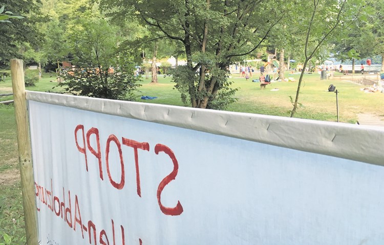 Mit Plakaten wurde auf den Holzschlag aufmerksam gemacht, weit über 200 Personen wehren sich gegen die Abholzung. Mit Plakaten wurde auf den Holzschlag aufmerksam gemacht, weit über 200 Personen wehren sich gegen die Abholzung.