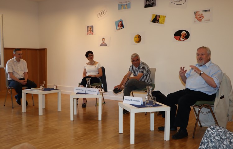 Moderiert von Heinz-Jürgen Heckmann (v.l.) diskutierten Helen Hollinger, Matthias Fischer und Helmut Bachmaier. Moderiert von Heinz-Jürgen Heckmann (v.l.) diskutierten Helen Hollinger, Matthias Fischer und Helmut Bachmaier.