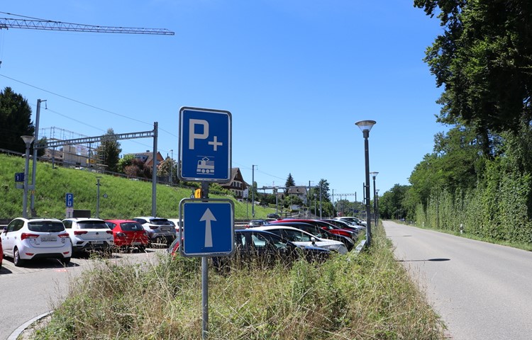 In Andelfingen braucht es mehr Parkplätze. Die Vergrösserung des Parkplatzangebots soll aber unterirdisch erfolgen und zwar im Gebiet Marktplatz/Löwenhof oder beim bestehenden Parkhaus. In Andelfingen braucht es mehr Parkplätze. Die Vergrösserung des Parkplatzangebots soll aber unterirdisch erfolgen und zwar im Gebiet Marktplatz/Löwenhof oder beim bestehenden Parkhaus.