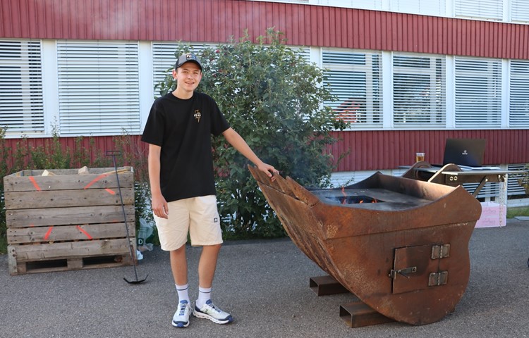 Die Jugendlichen präsentierten am Freitagabend stolz ihre Abschlussprojekte. Tim Stutz trumpfte mit einem Baggergrill, … Die Jugendlichen präsentierten am Freitagabend stolz ihre Abschlussprojekte. Tim Stutz trumpfte mit einem Baggergrill, …
