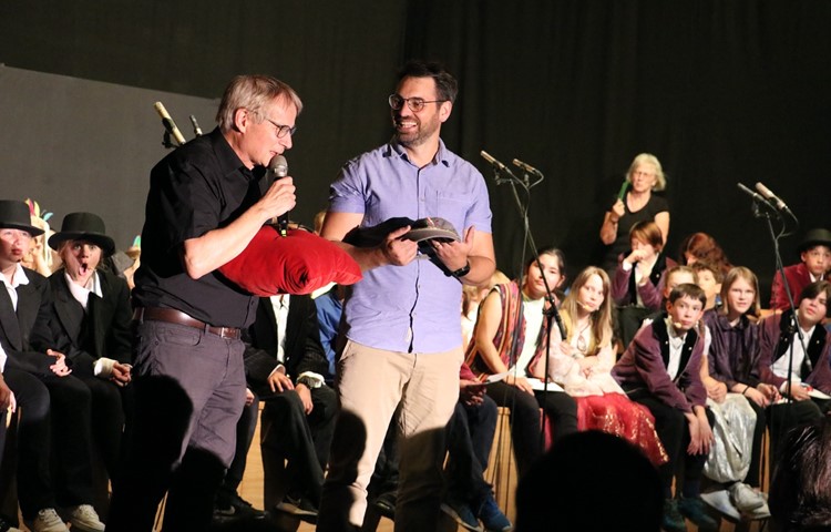Thomas Messerli (l.) wurde nach 20 Jahren als Schulleiter verabschiedet. Symbolisch überreichte er seinem Nachfolger Simon Achermann den Schulhausschlüssel. Thomas Messerli (l.) wurde nach 20 Jahren als Schulleiter verabschiedet. Symbolisch überreichte er seinem Nachfolger Simon Achermann den Schulhausschlüssel.