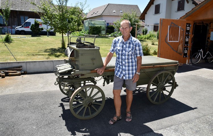 Fredy Schurter mit dem Furgon von 1922, der beim Militär für Transporte aller Art genutzt wurde. Fredy Schurter mit dem Furgon von 1922, der beim Militär für Transporte aller Art genutzt wurde.