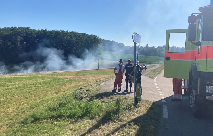 Die Feuerwehr wurde zwar aufgeboten, musste jedoch nicht eingreifen. Grund für die Rauchentwicklung war das kontrollierte Abbrennen von Kartoffelstauden. Die Feuerwehr wurde zwar aufgeboten, musste jedoch nicht eingreifen. Grund für die Rauchentwicklung war das kontrollierte Abbrennen von Kartoffelstauden.
